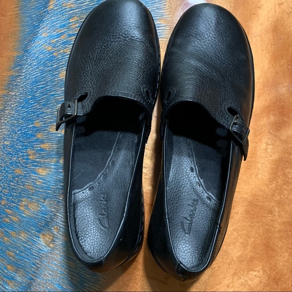 Clarks Black Leather Slip on heeled loafer size 8.5 - Picture 4 of 8